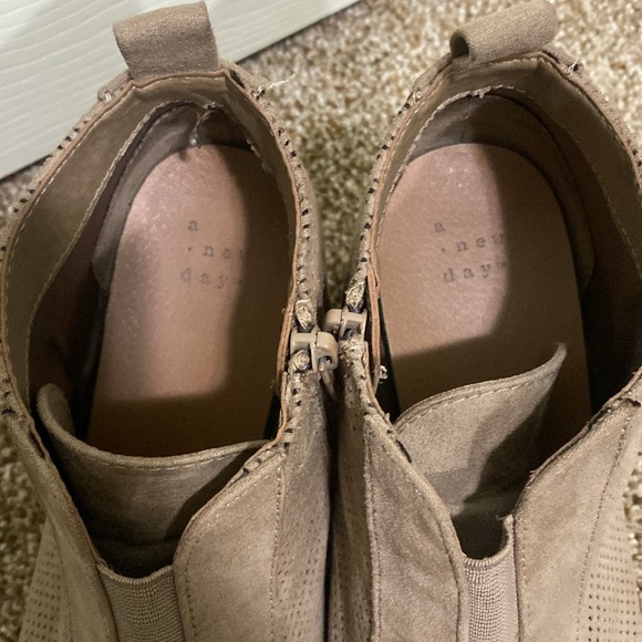 They are a size 9.5 in women’s. They do have a little crack on the back of them. - Picture 4 of 5